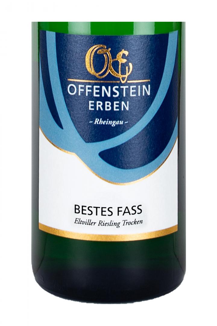 Weinflasche mit Etikett und Logo