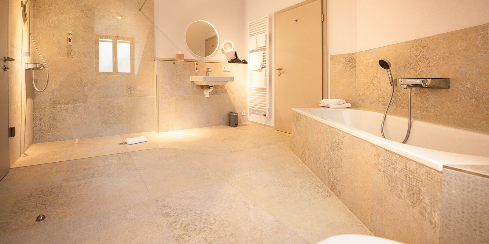Helles Badezimmer mit Badewanne und Dusche.