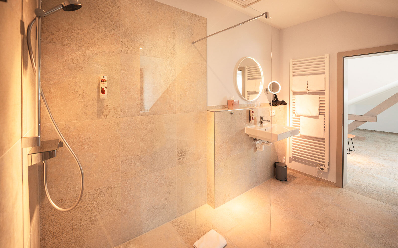 Helles modernes Badezimmer mit Dusche