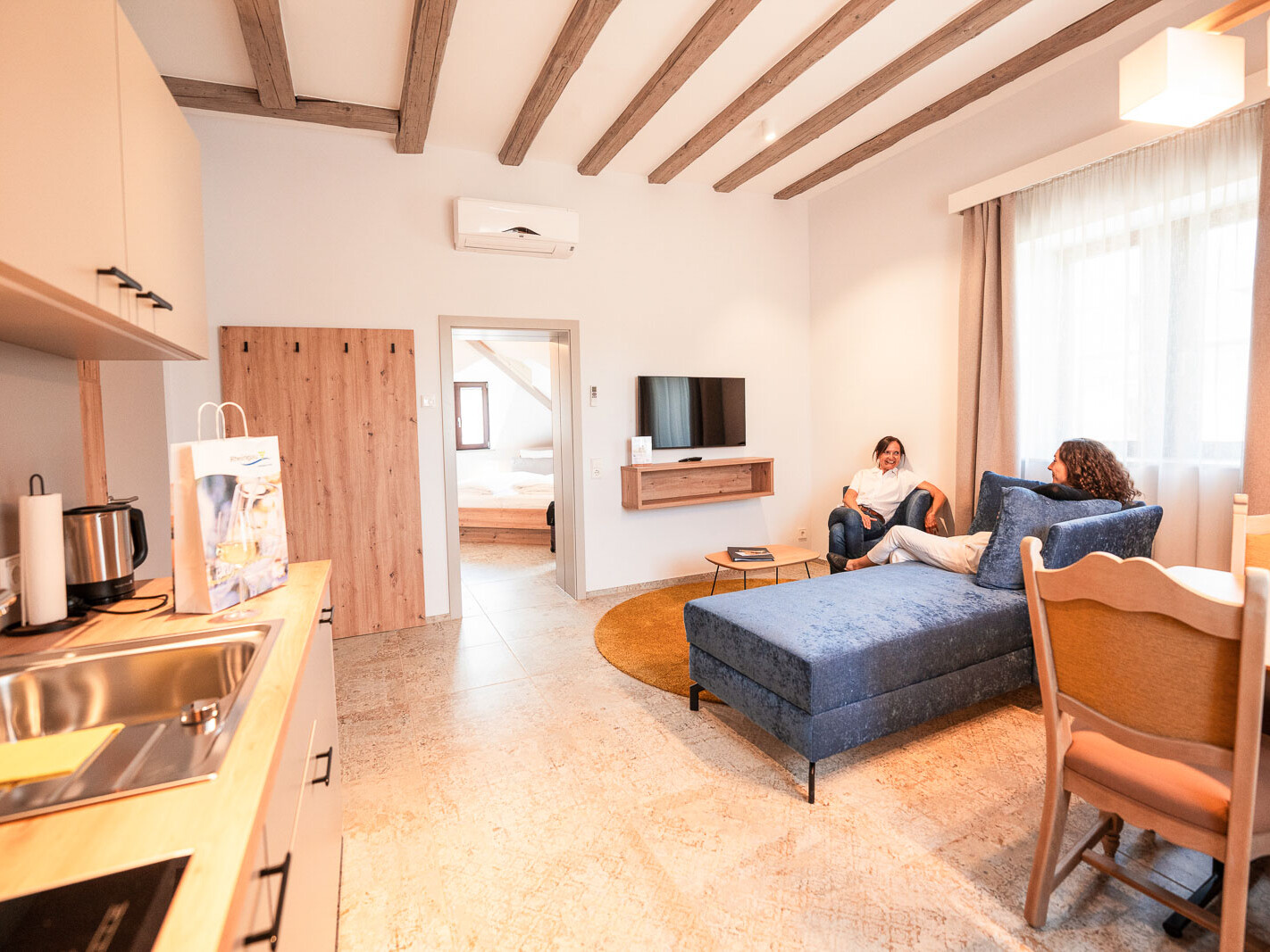 Helles Wohnzimmer mit gemütlicher Einrichtung.