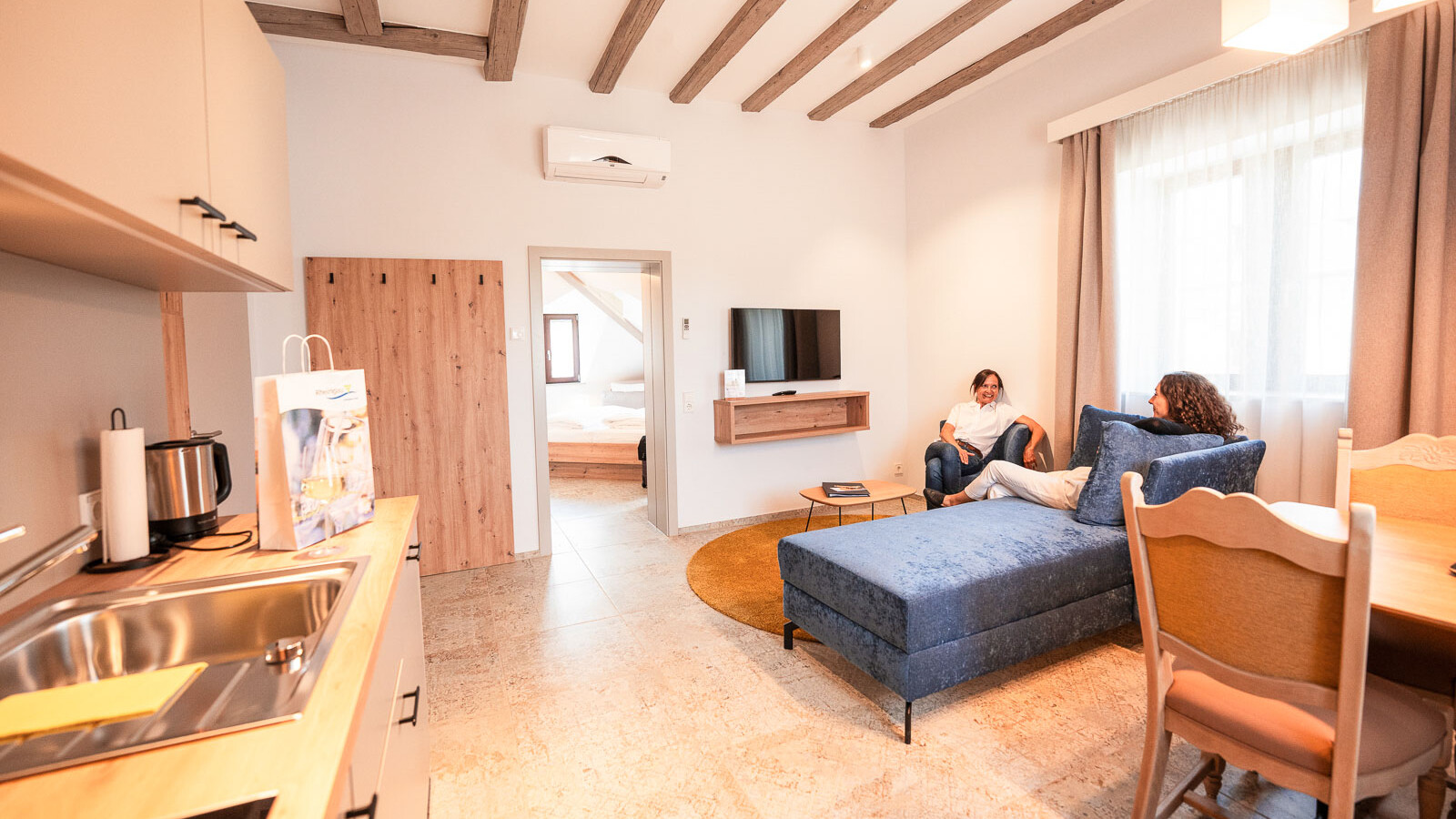 Helles Wohnzimmer mit gemütlicher Einrichtung.