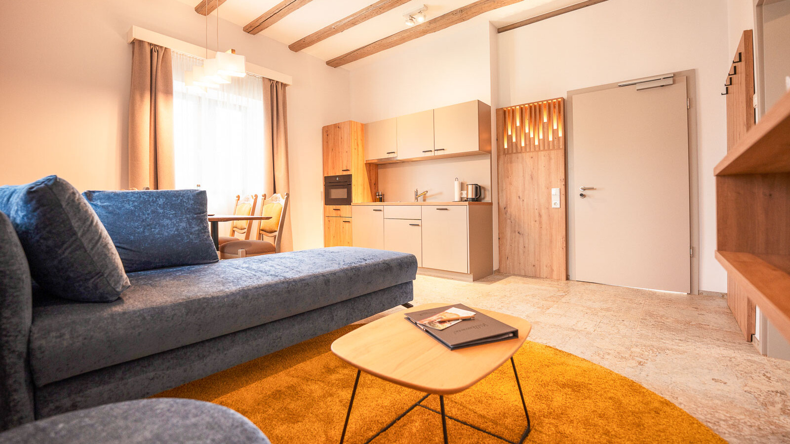 Heller Wohnbereich mit gemütlichem Sofa.