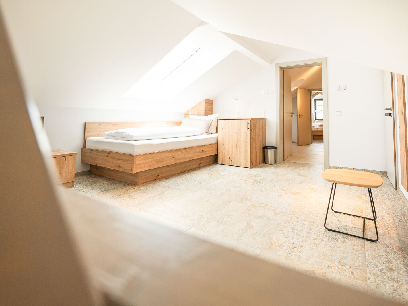 Helles, modernes Schlafzimmer mit Holzdetails.