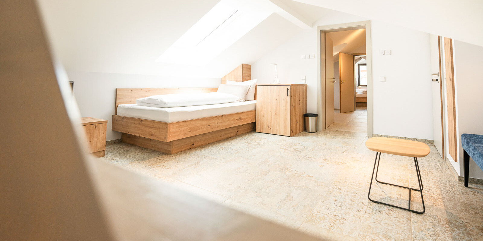 Helles, modernes Schlafzimmer mit Holzdetails.