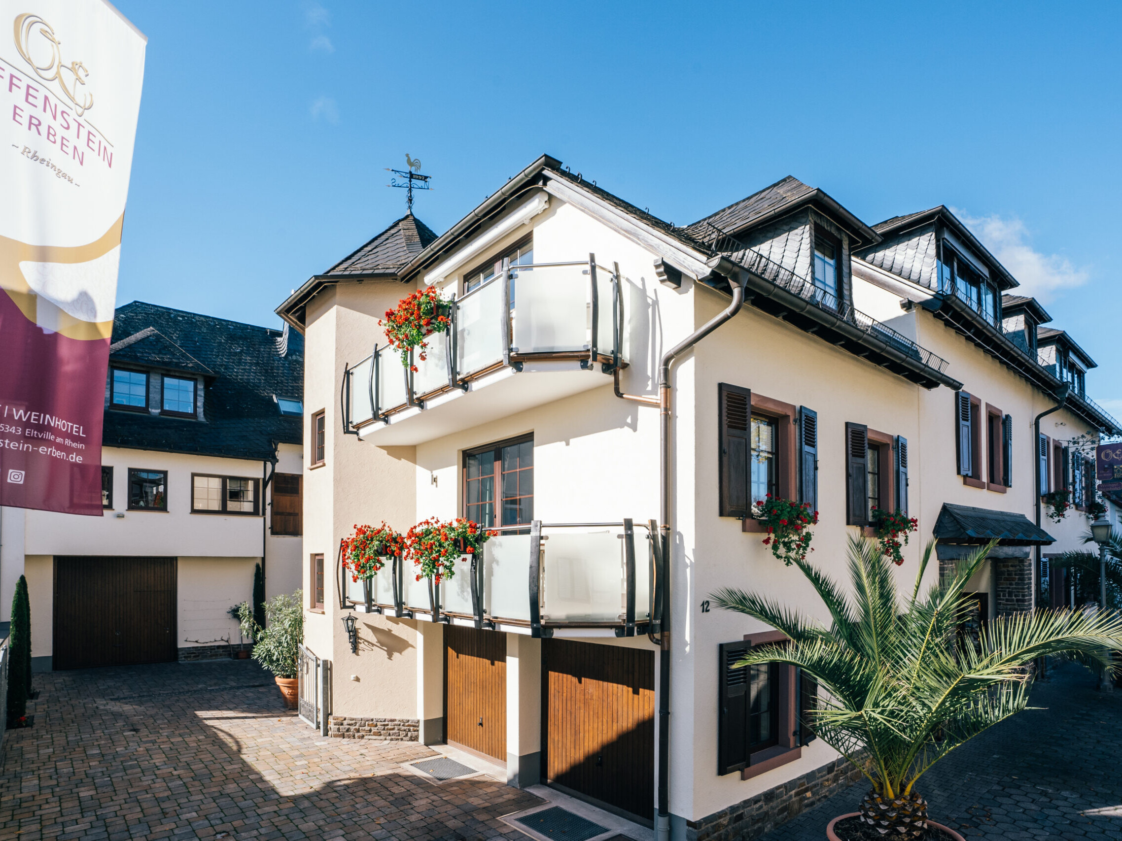 Traditionelles Hotel mit Balkonen und Pflanzen