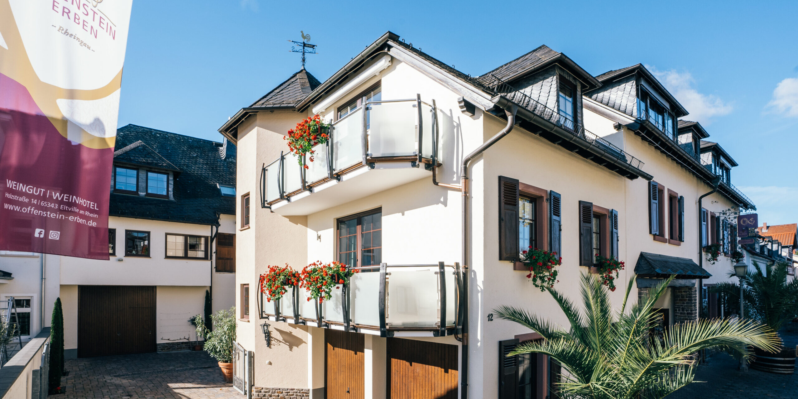Traditionelles Hotel mit Balkonen und Pflanzen