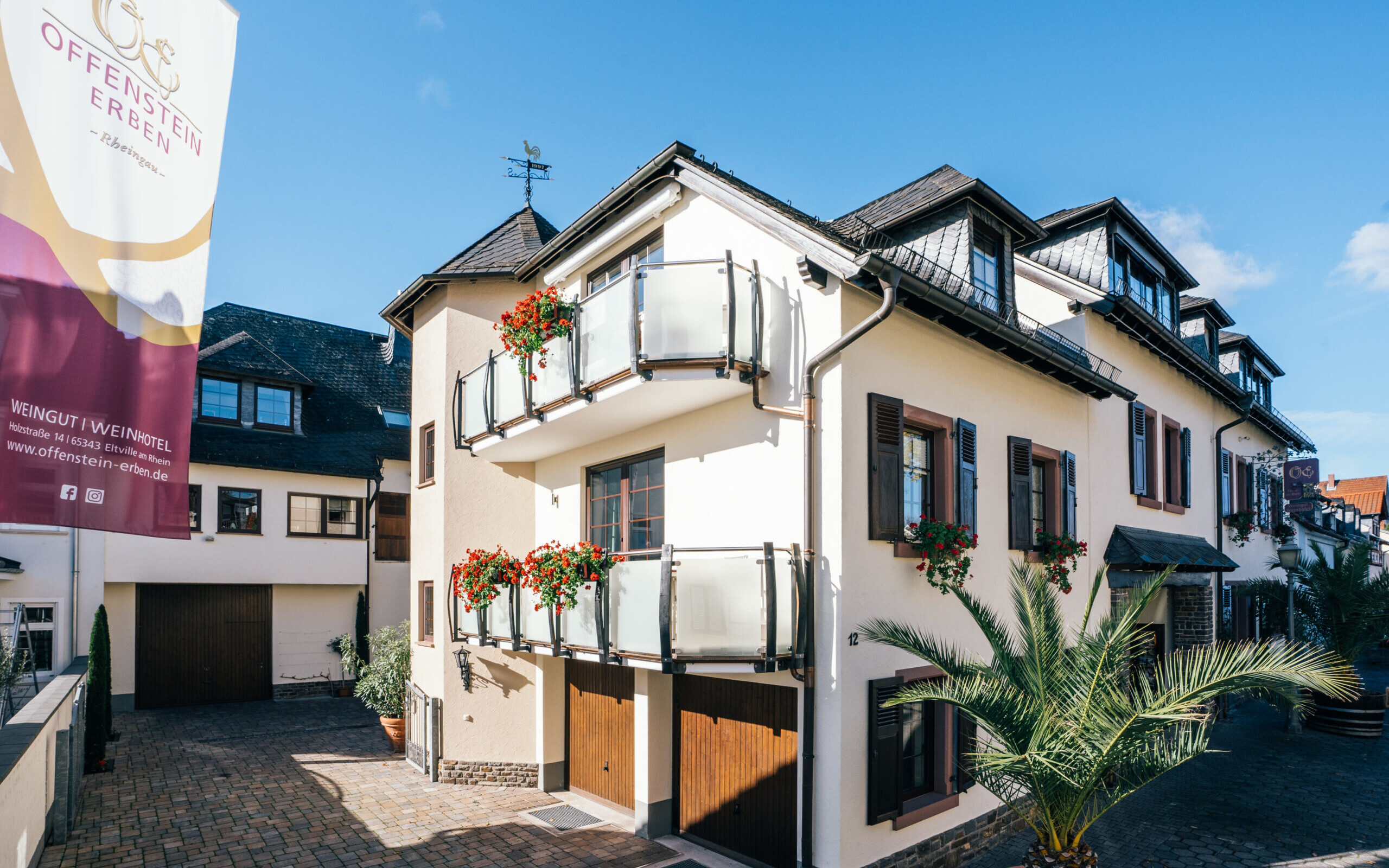 Traditionelles Hotel mit Balkonen und Pflanzen