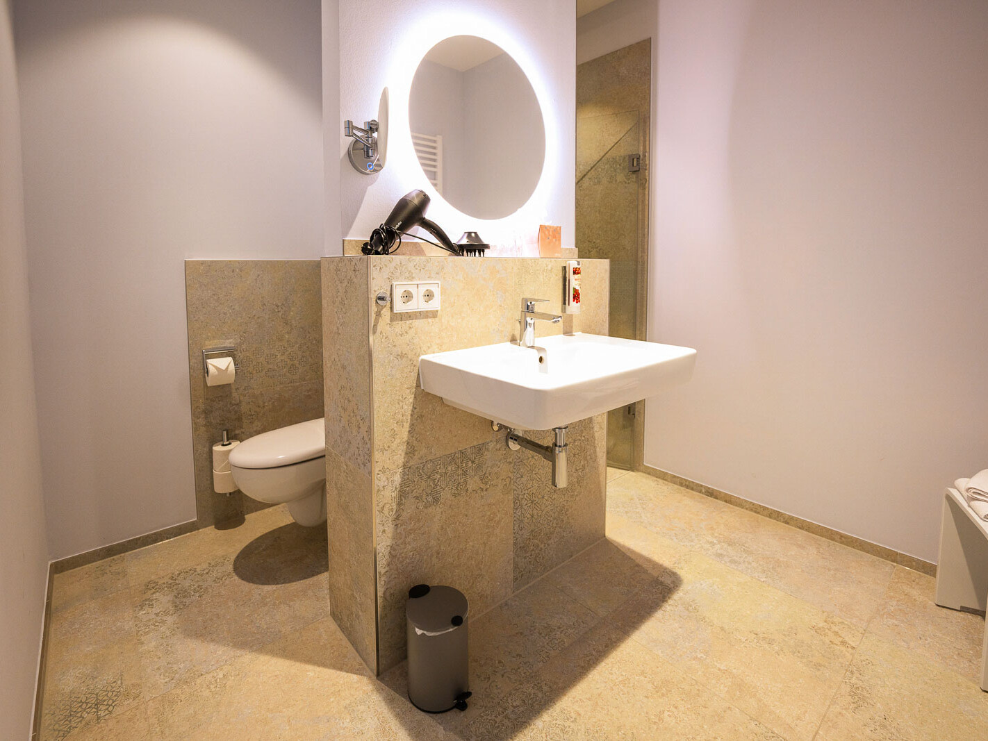 Modernes Badezimmer mit eleganten Details