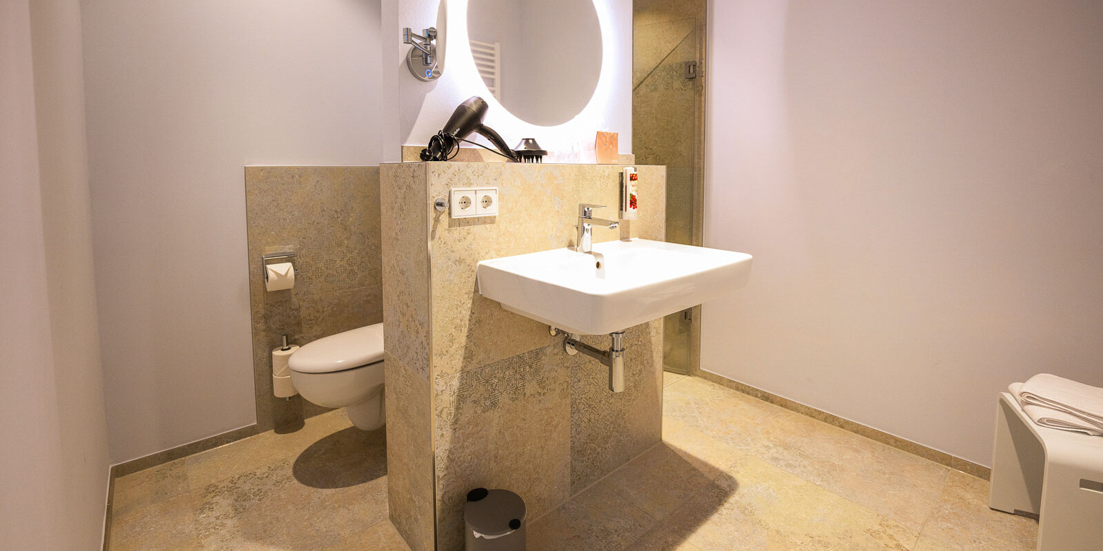 Modernes Badezimmer mit eleganten Details
