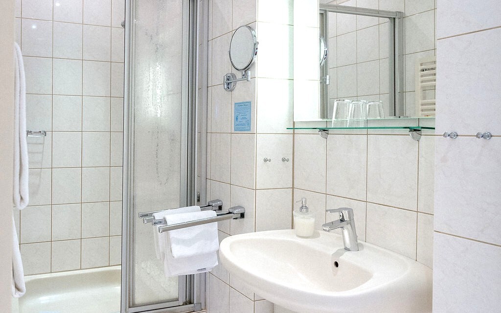 Helles, modernes Badezimmer mit Dusche.