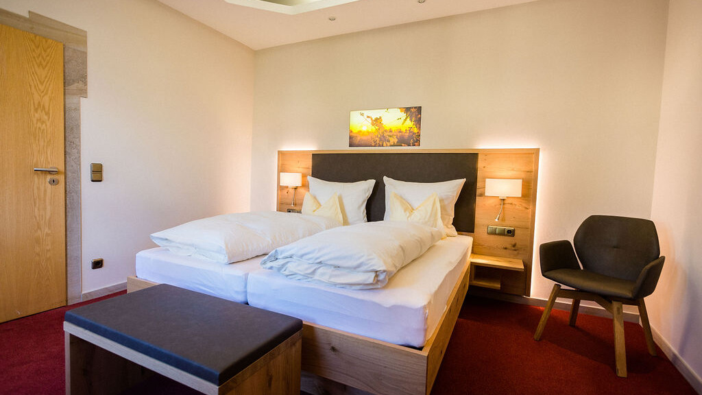 Helles, modernes Schlafzimmer mit Doppelbett.