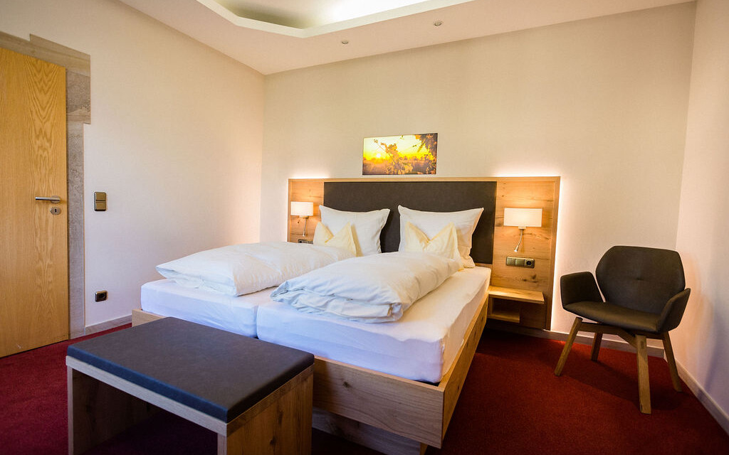 Helles, modernes Schlafzimmer mit Doppelbett.