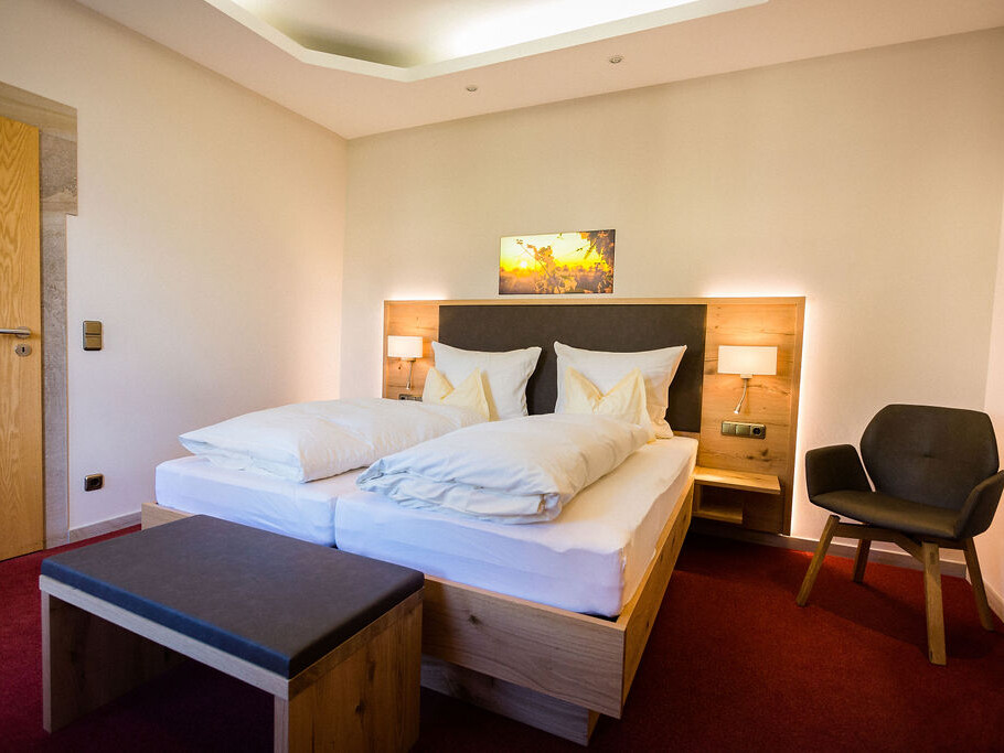 Helles, modernes Schlafzimmer mit Doppelbett.