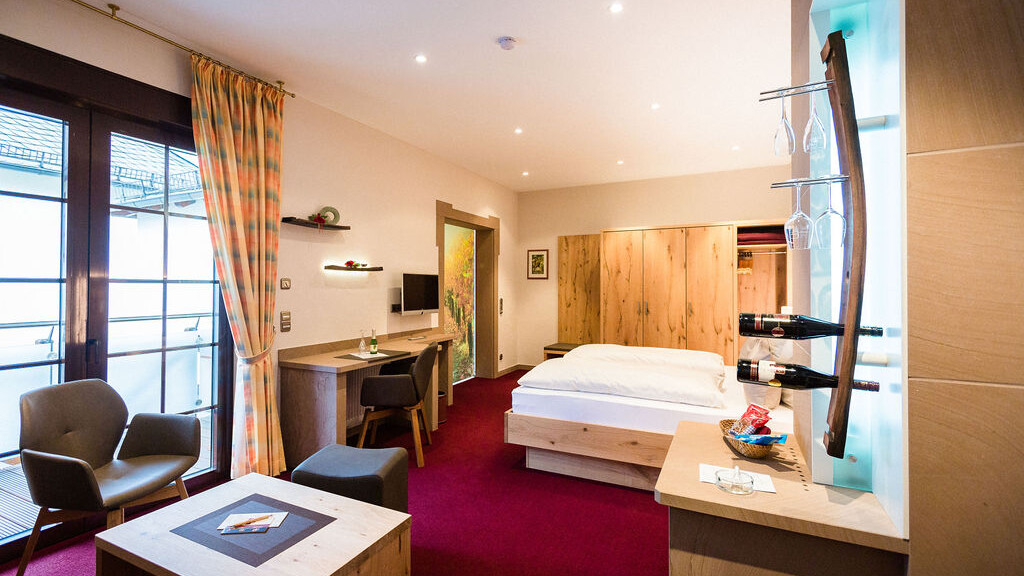 Helles Zimmer mit modernem Design.