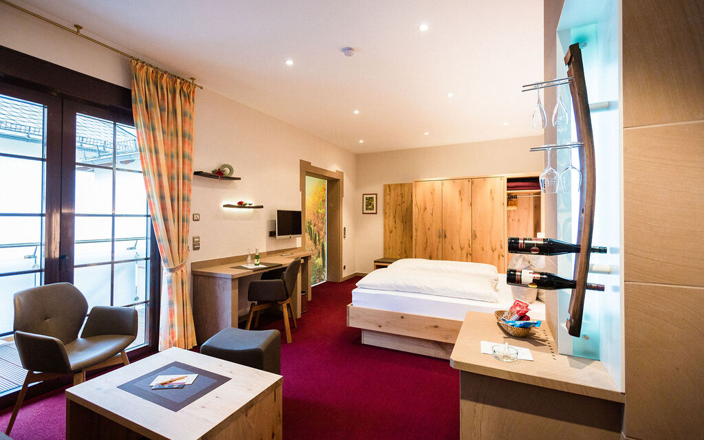 Helles Zimmer mit modernem Design.