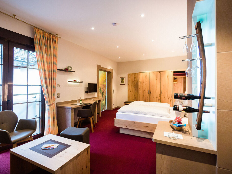 Helles Zimmer mit modernem Design.