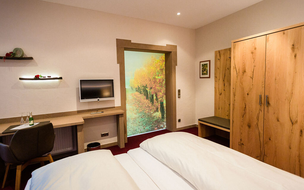 Helles Zimmer mit modernem Design.