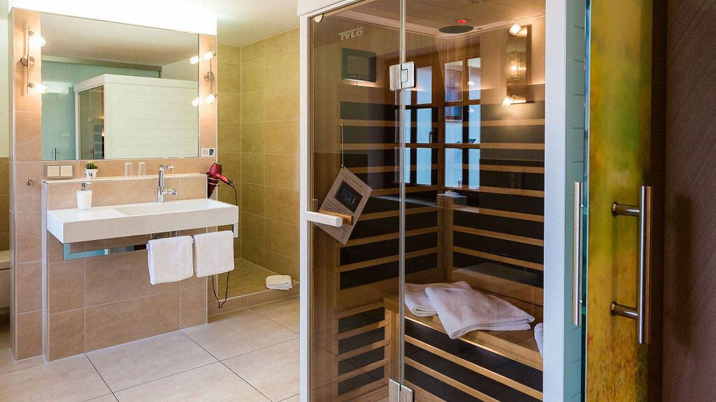 Moderne Sauna in elegantem Badezimmer.