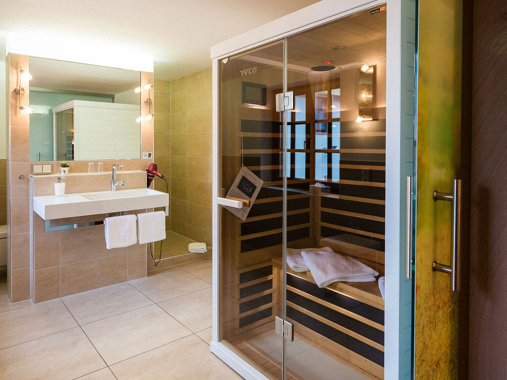 Moderne Sauna in elegantem Badezimmer.