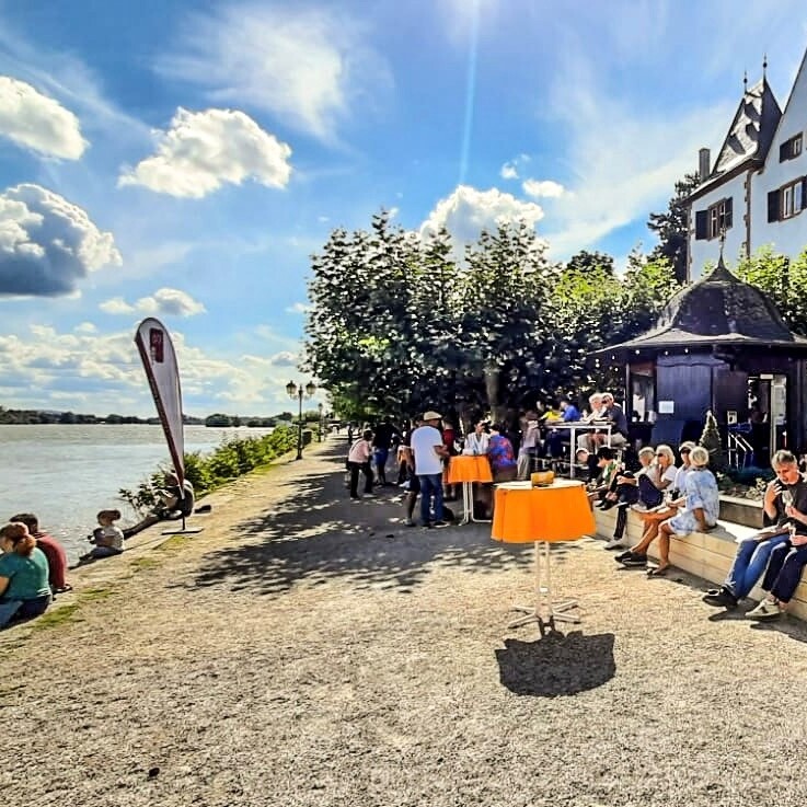 Menschen am Fluss, sonniger Tag