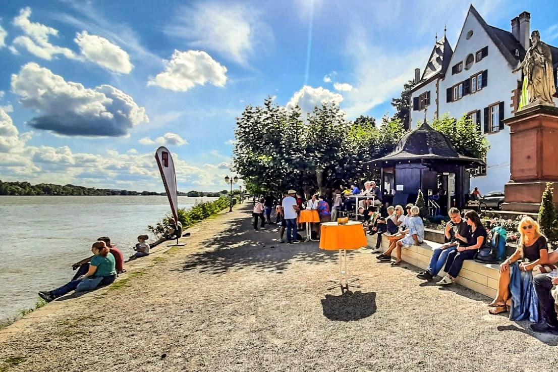 Menschen am Fluss, sonniger Tag