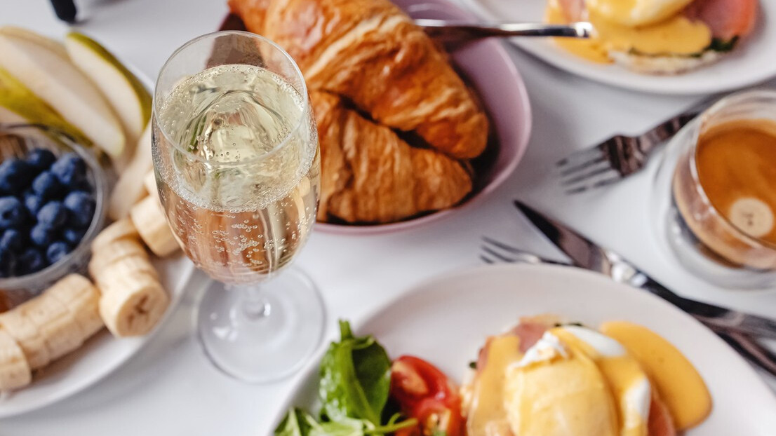 Sekt, Croissants und Frühstücksgerichte