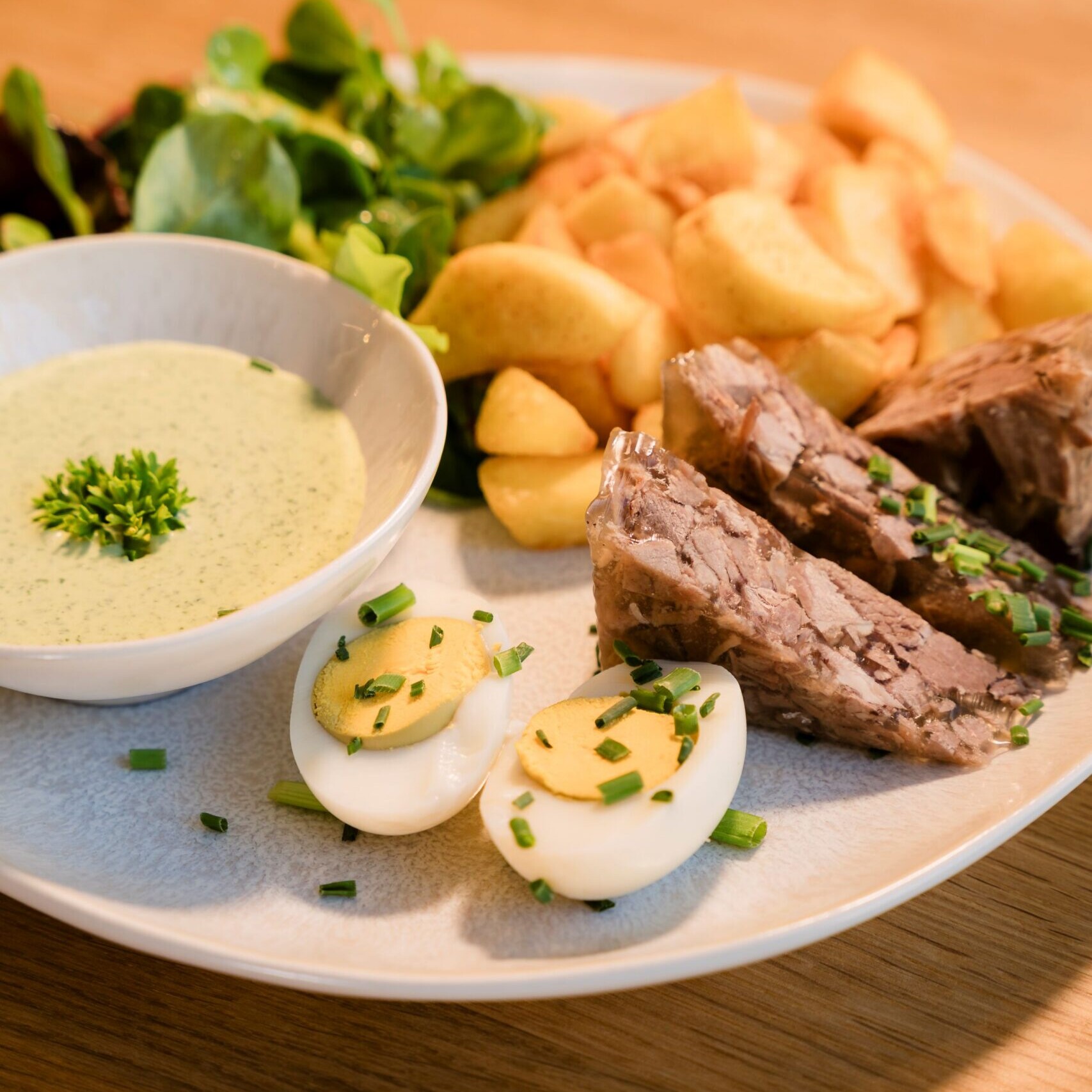 Fleisch, Eier, Kartoffeln, Salat, Sauce