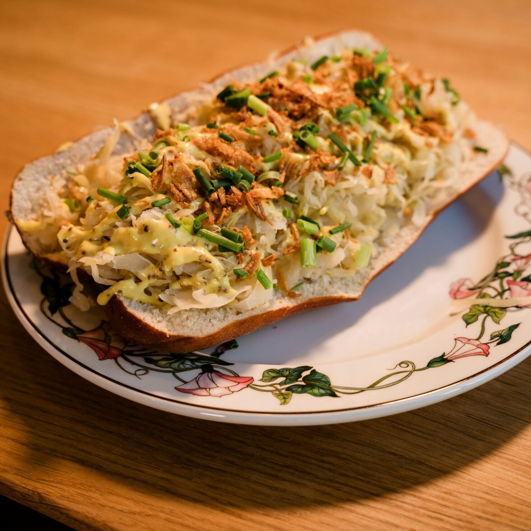 Brot mit Krautsalat und Zwiebeln