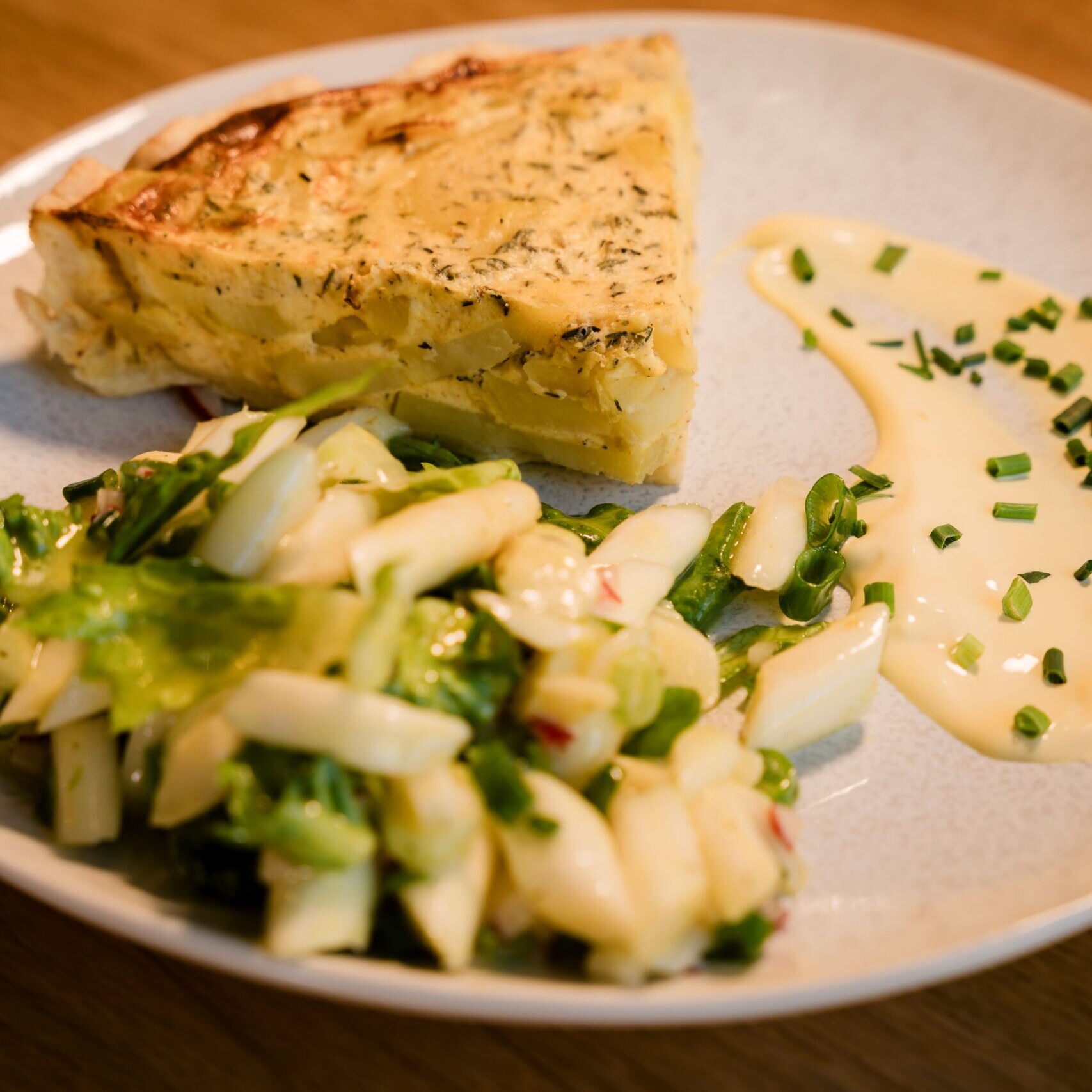 Tortilla mit Salat und Sauce