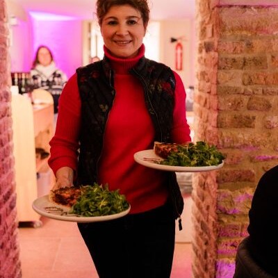 Frau serviert Essen mit Salat.