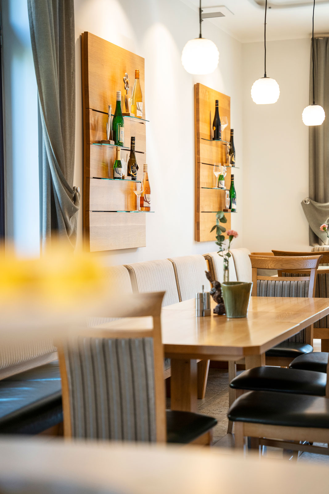 Helles Restaurant mit Holzregalen