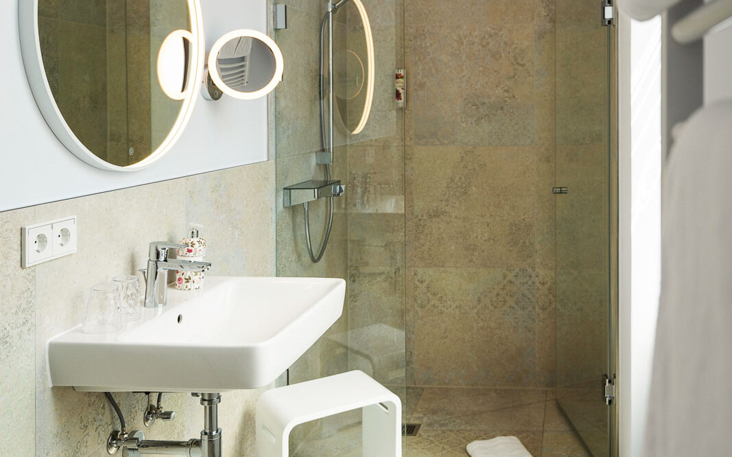 Modernes Badezimmer mit Dusche und Spiegel