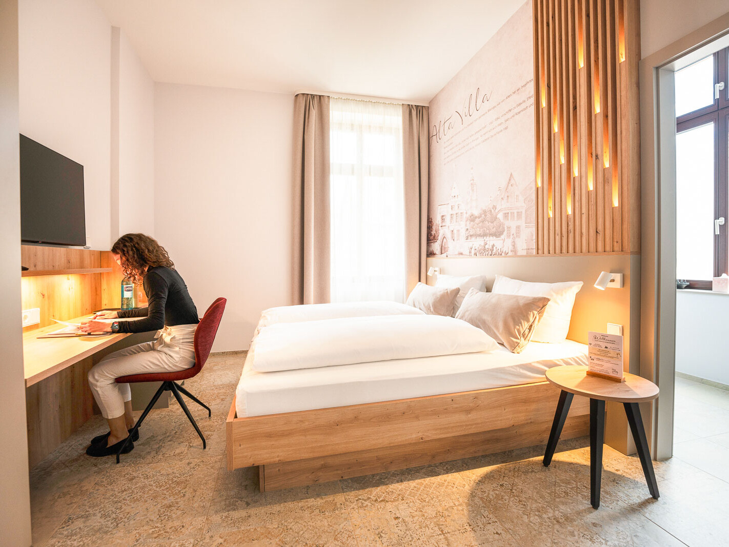 Helles Zimmer mit modernem Design.