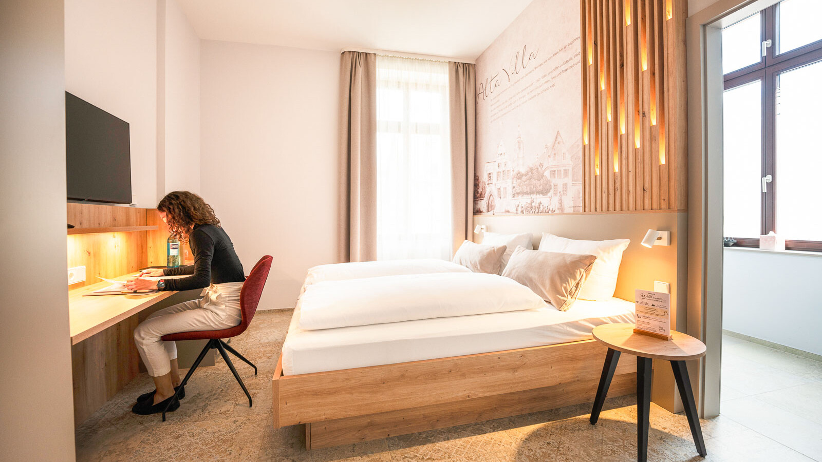 Helles Zimmer mit modernem Design.