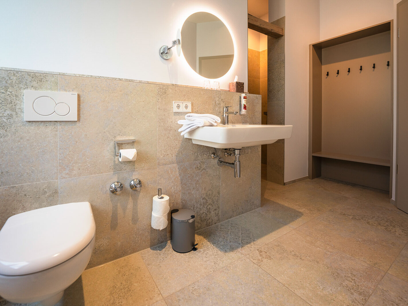 Modernes Badezimmer mit eleganten Fliesen.