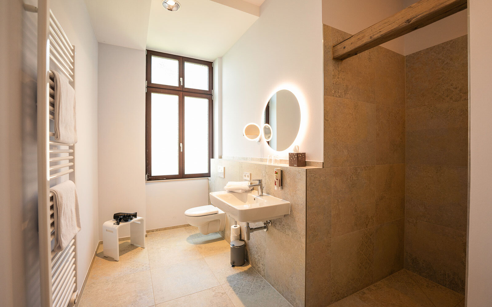 Helles, modernes Badezimmer mit Dusche.