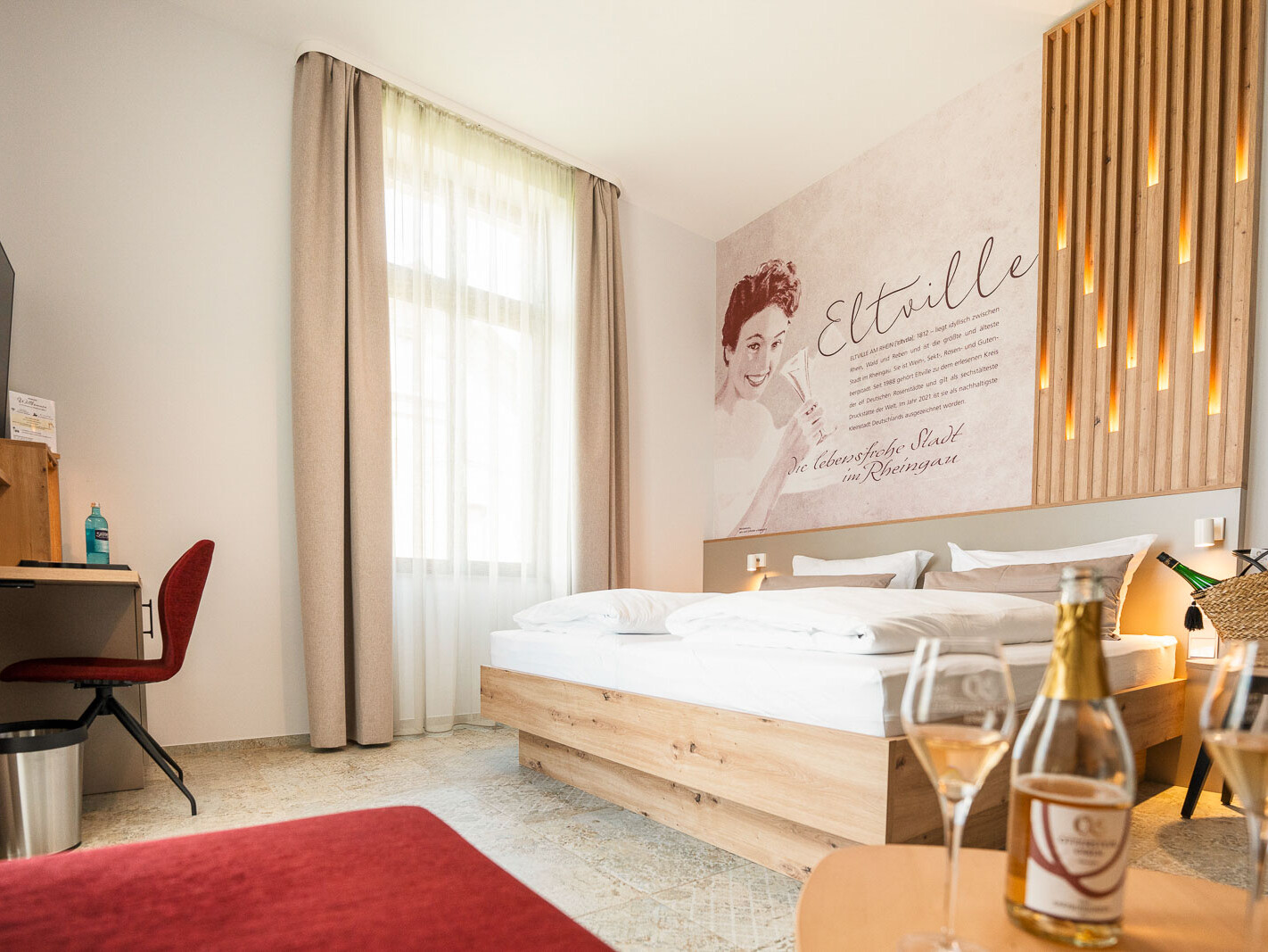 Helles Zimmer mit modernem Design.