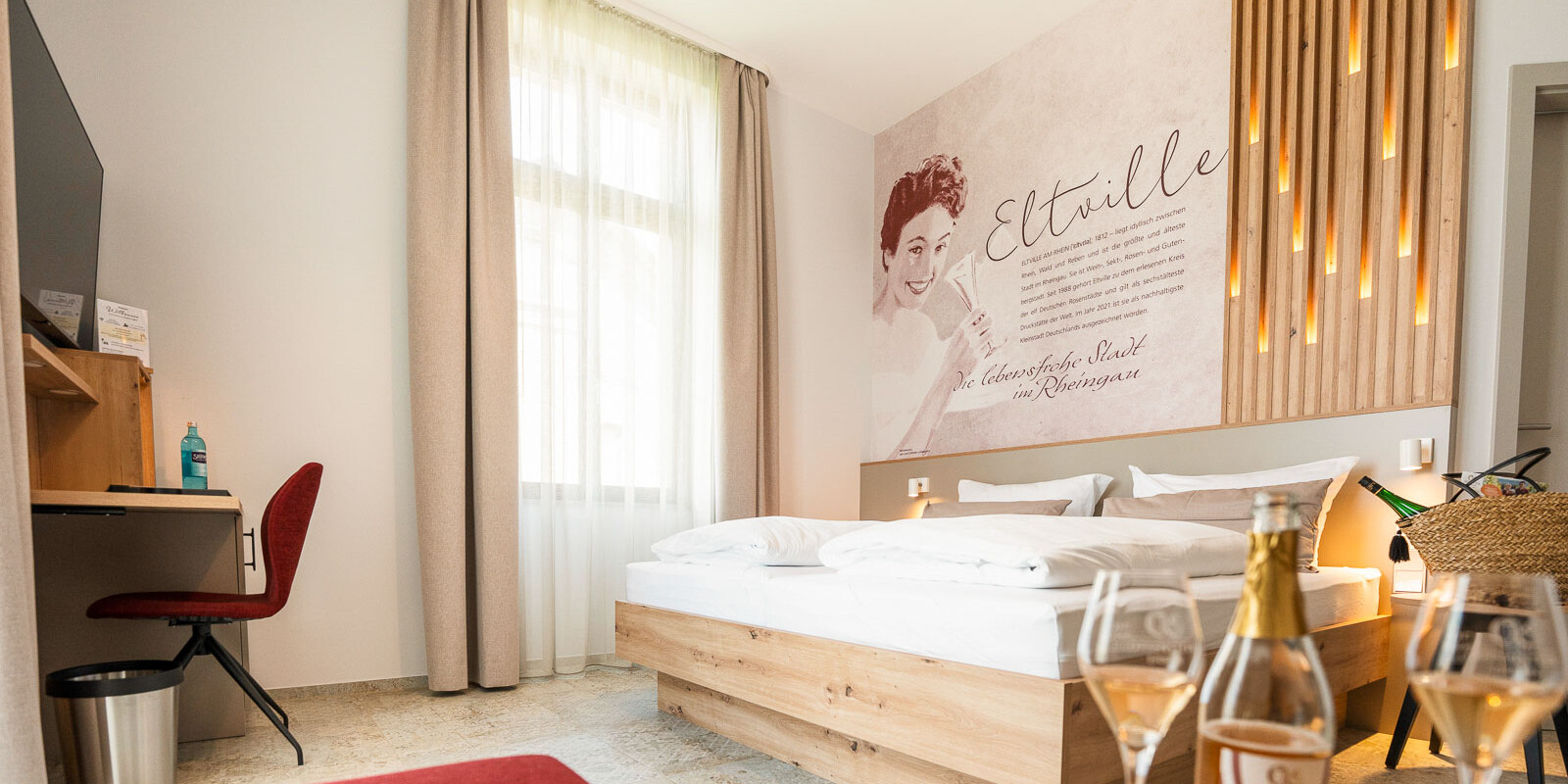 Helles Zimmer mit modernem Design.