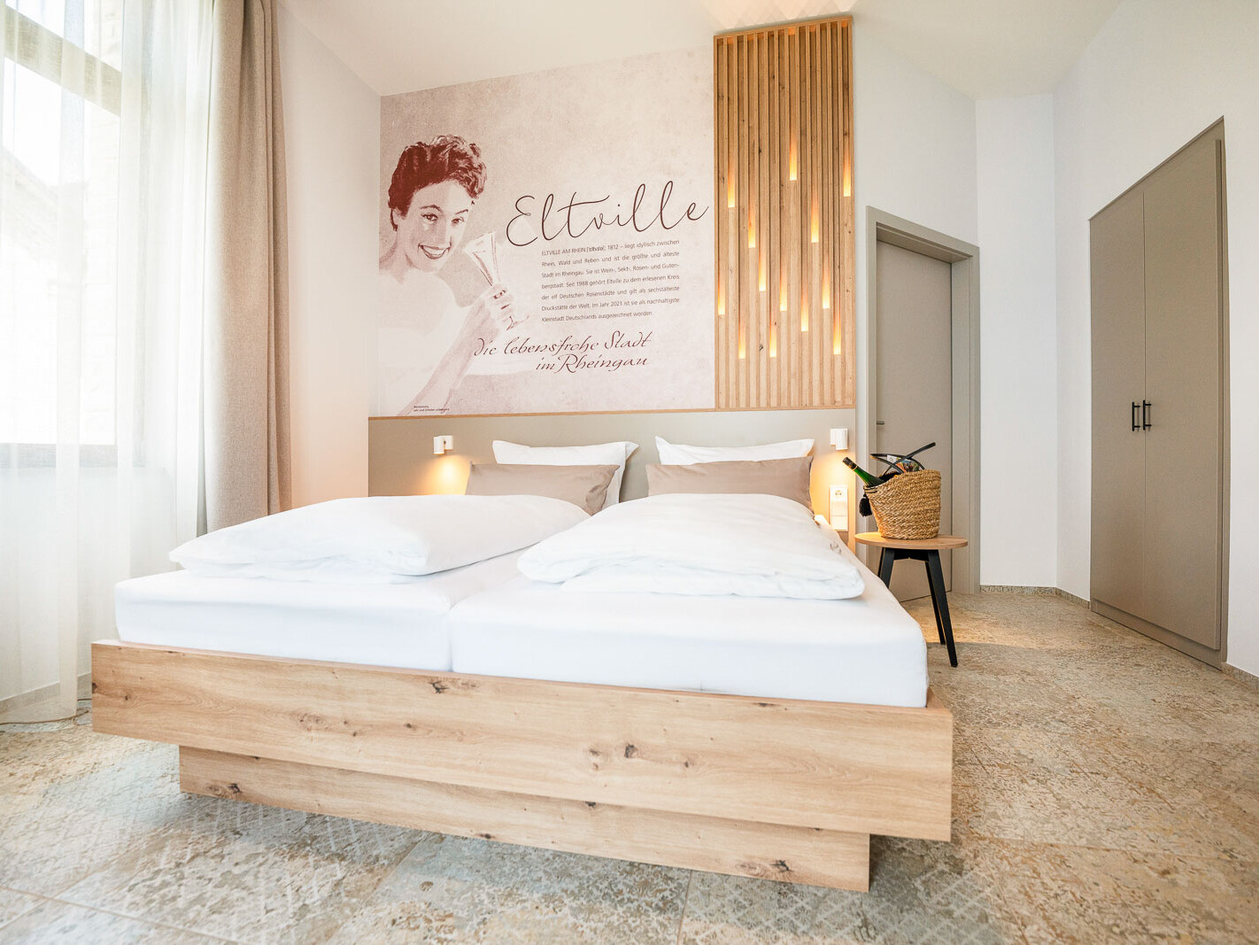 Helles, modernes Schlafzimmer mit Holzdetails.
