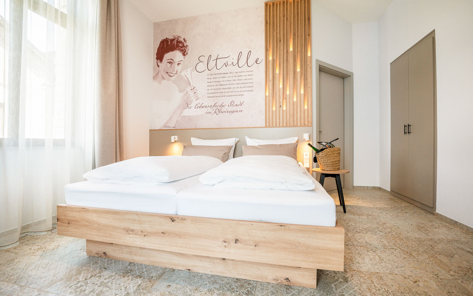 Helles, modernes Schlafzimmer mit Holzdetails.
