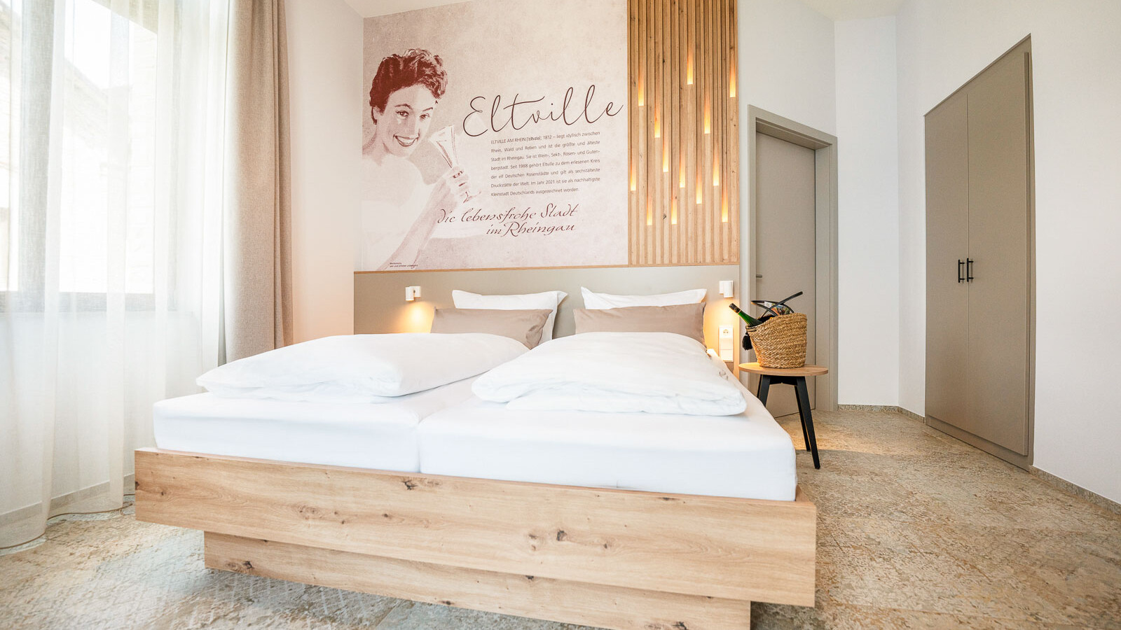 Helles, modernes Schlafzimmer mit Holzdetails.