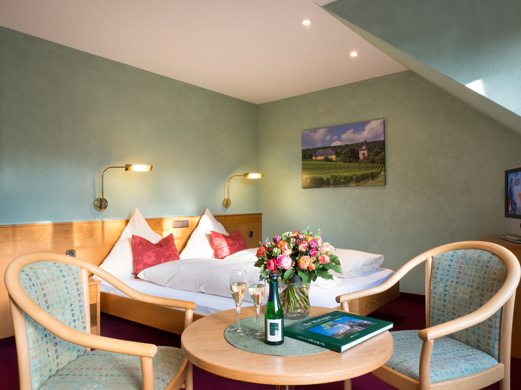 Gemütliches Zimmer mit Blumen und Sekt