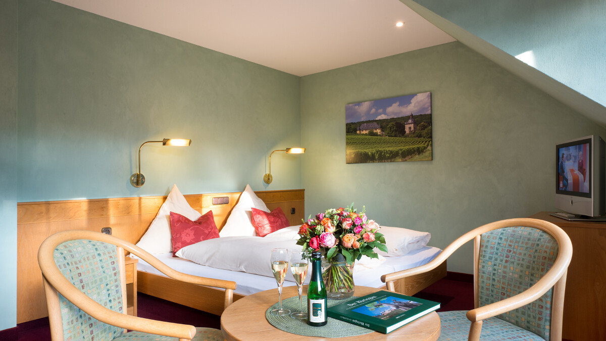 Gemütliches Zimmer mit Blumen und Sekt