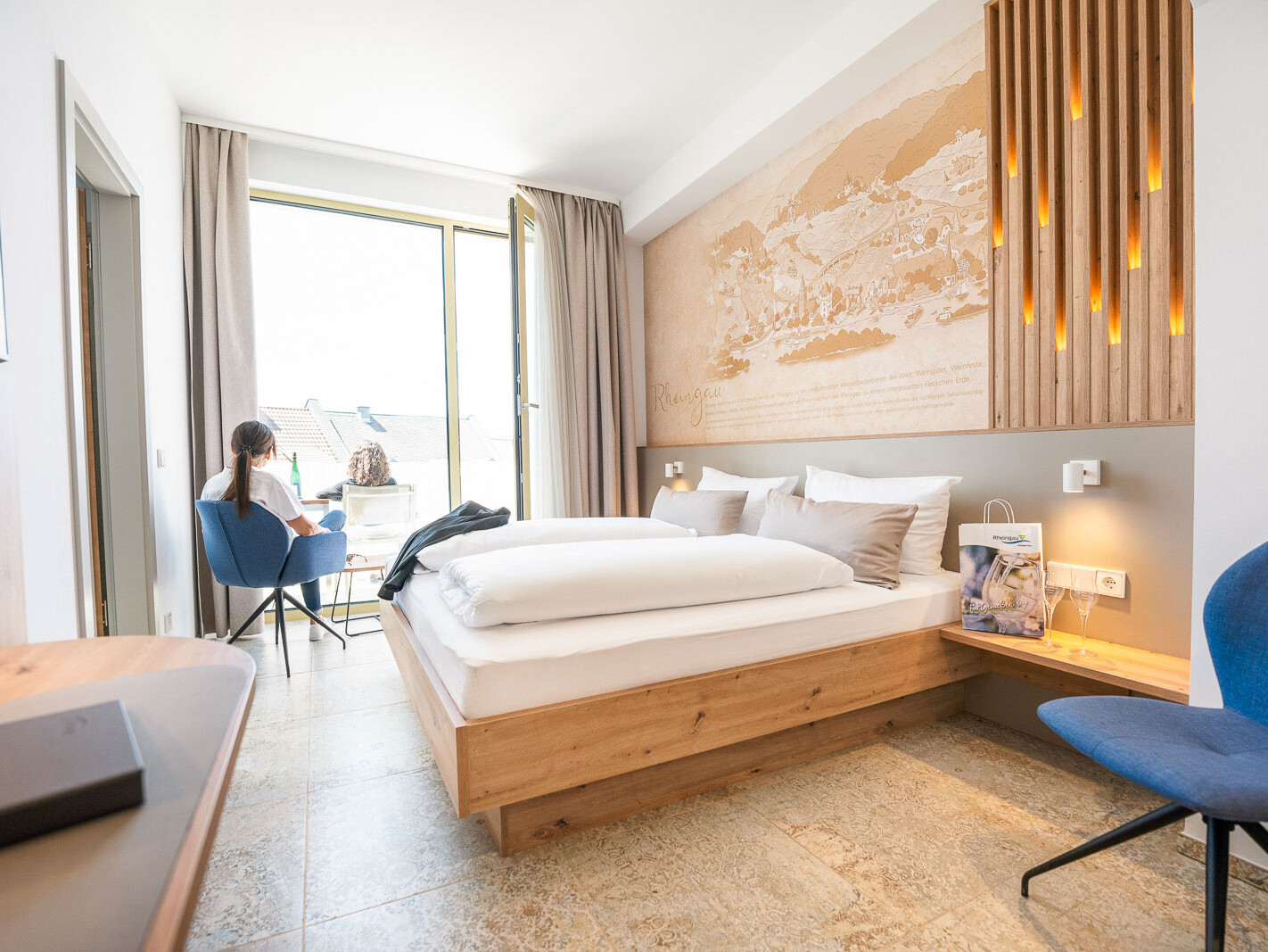 Helles Zimmer mit Balkon und Aussicht