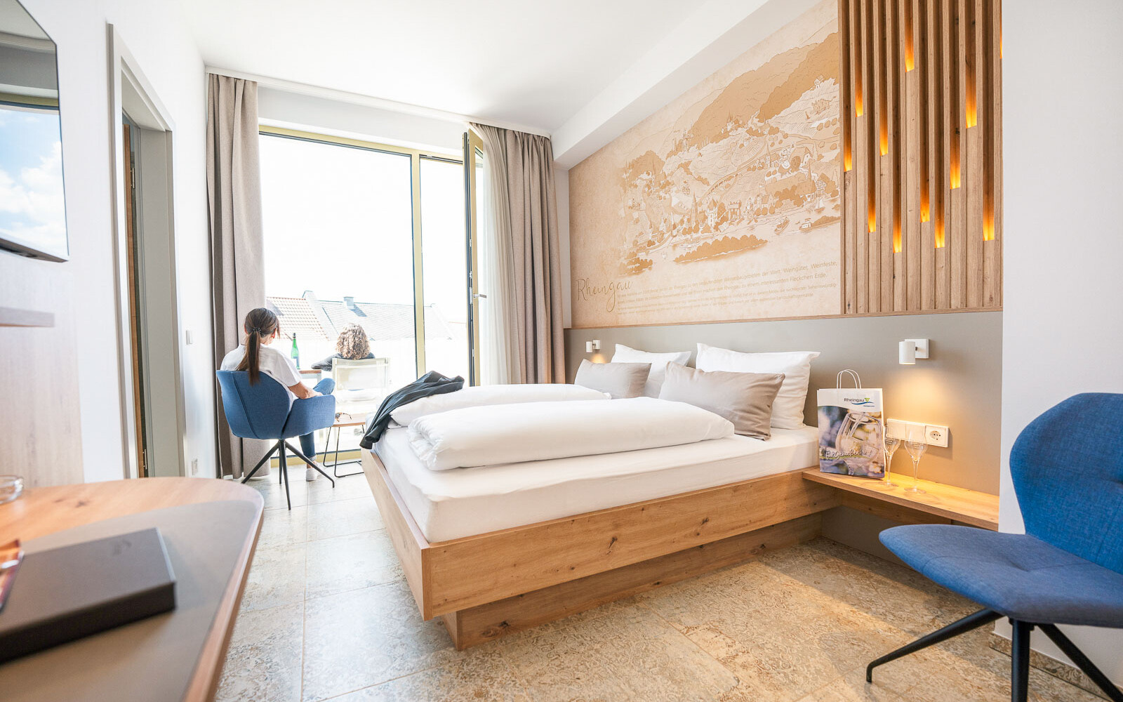 Helles Zimmer mit Balkon und Aussicht