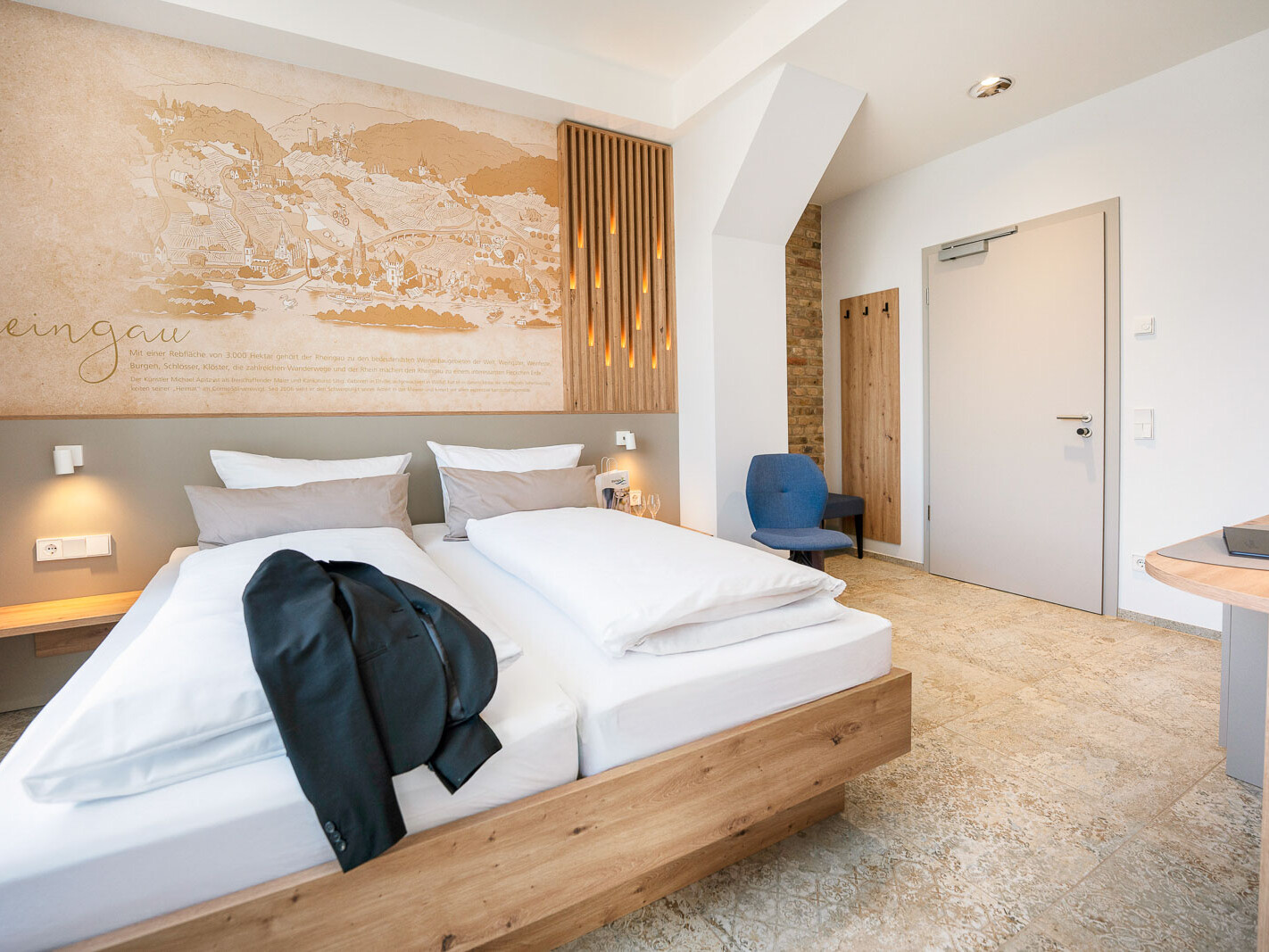 Helles Zimmer mit modernem Design.