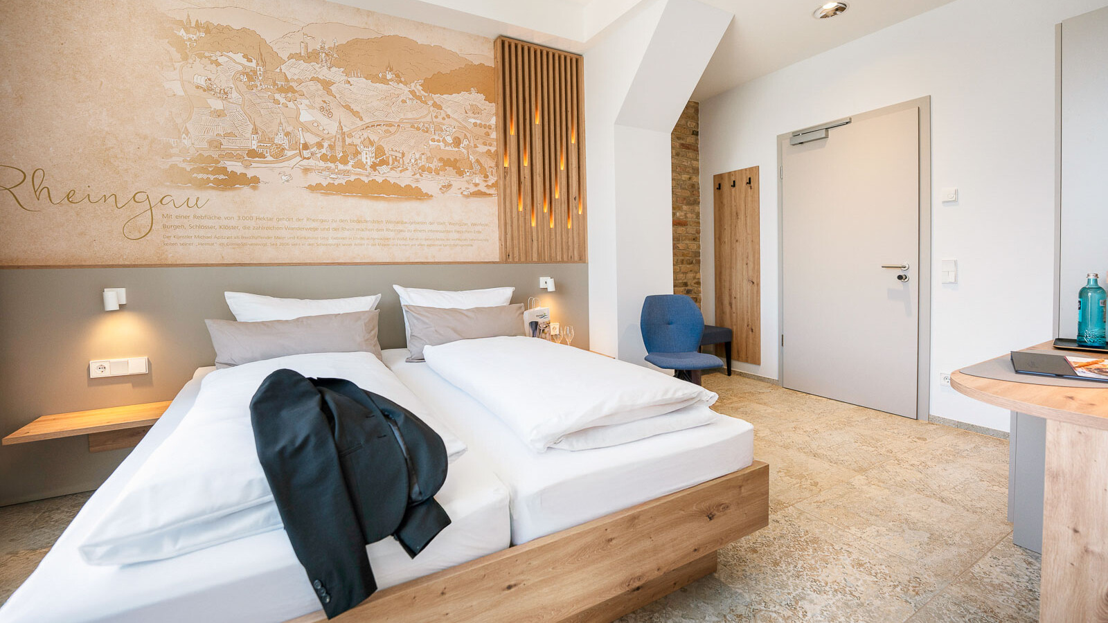 Helles Zimmer mit modernem Design.