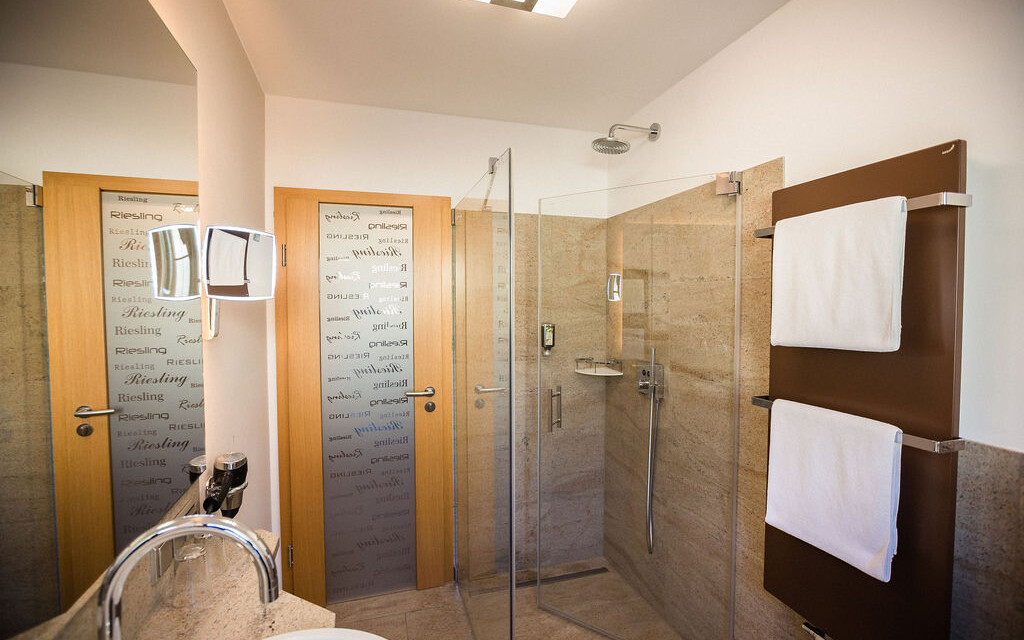Modernes Badezimmer mit Dusche und Handtüchern