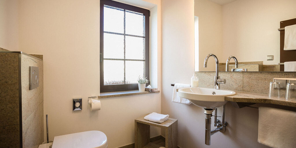 Modernes Badezimmer mit Fenster und Waschbecken