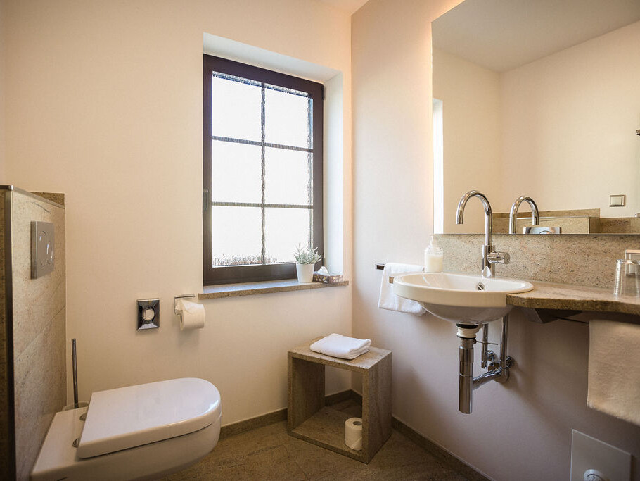 Modernes Badezimmer mit Fenster und Waschbecken